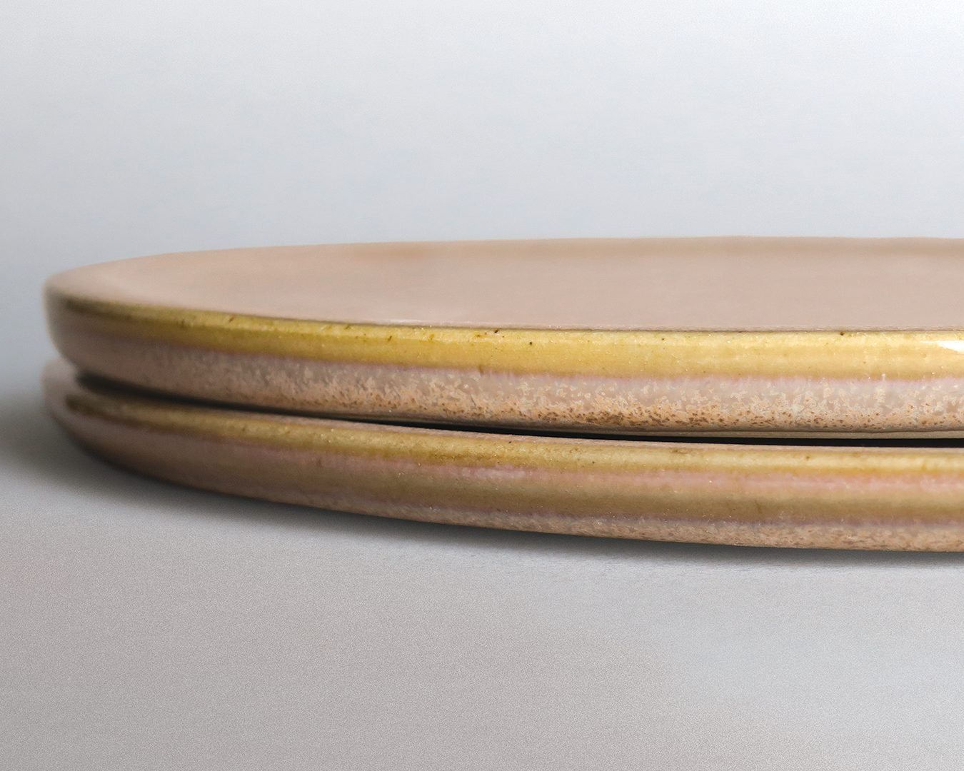 Grande assiette à bord plat — Émail Sable rosé
