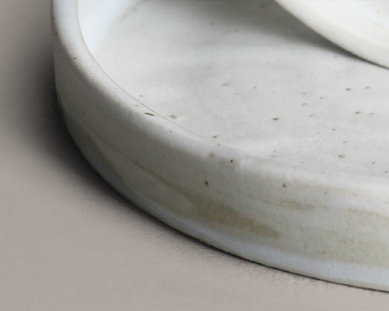 Petite assiette à bord droit — Émail coquille de sable