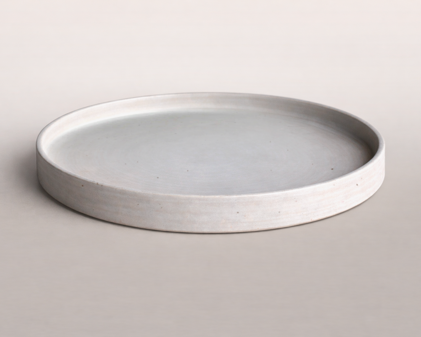 Grande assiette à bord droit — Émail coquille de sable