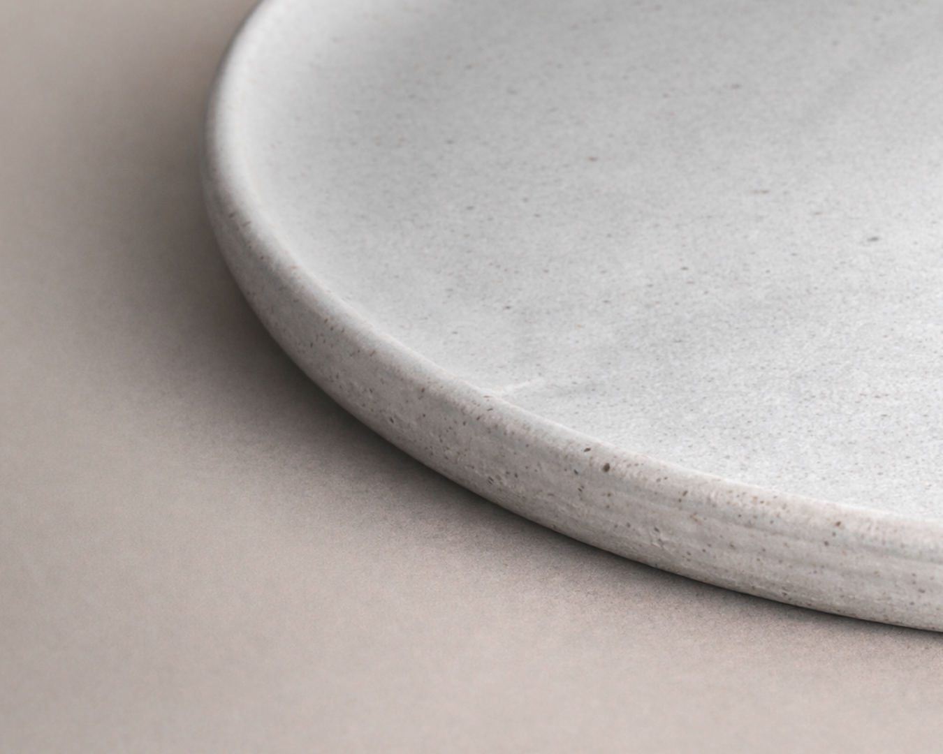 Grande assiette à bord plat — Émail coquille de sable