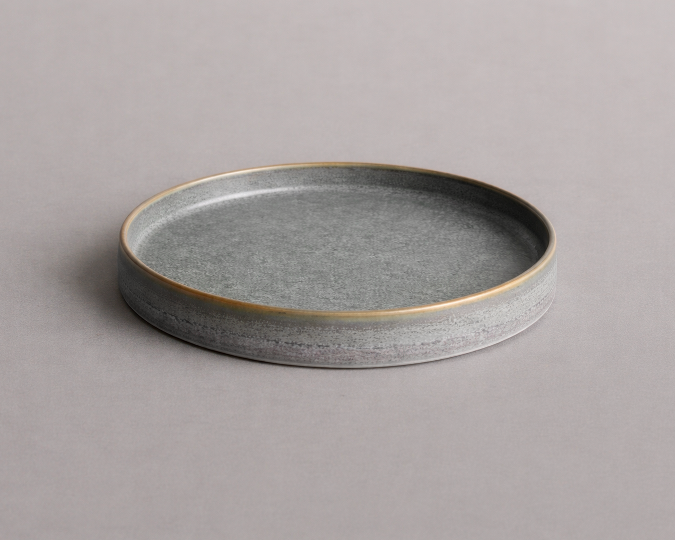 Petite assiette à bord droit — Émail lichen gris