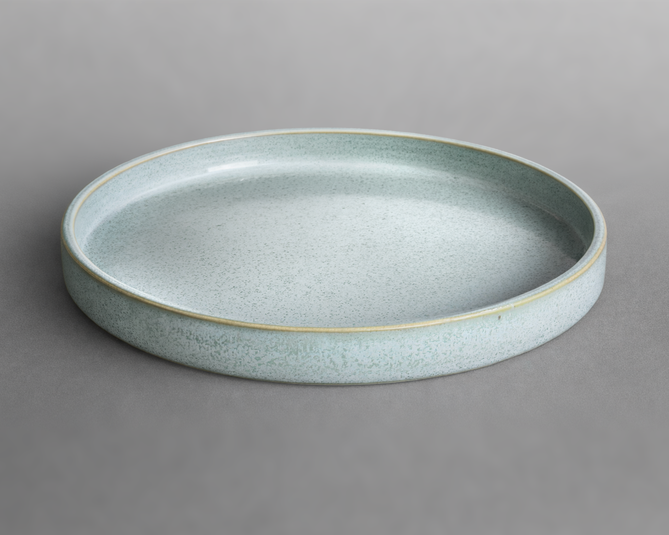 Grande assiette à bord droit — Émail lichen clair