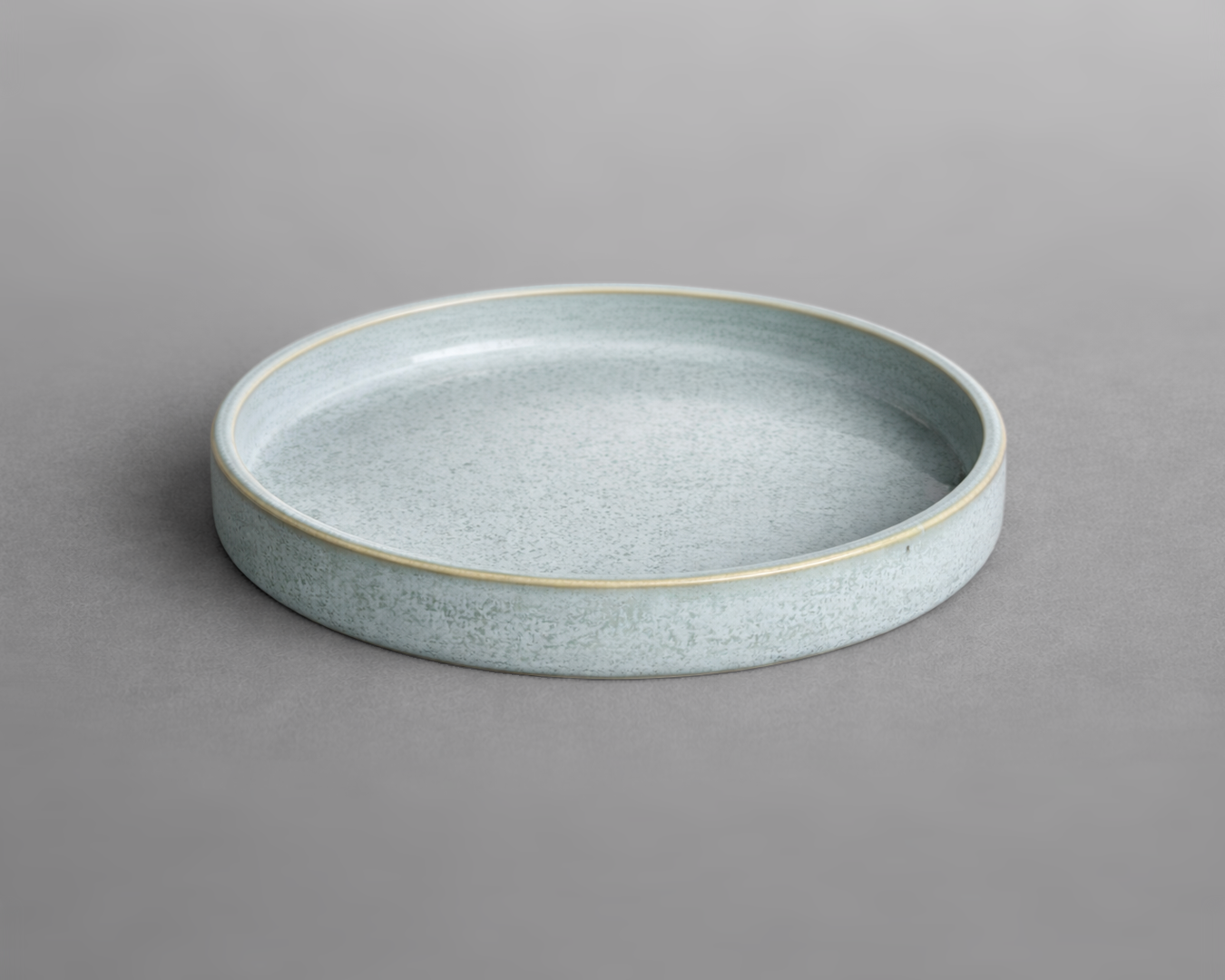 Petite assiette à bord droit — Émail lichen clair