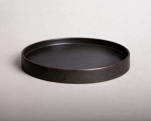 Grande assiette à bord droit — Émail bois brûlé