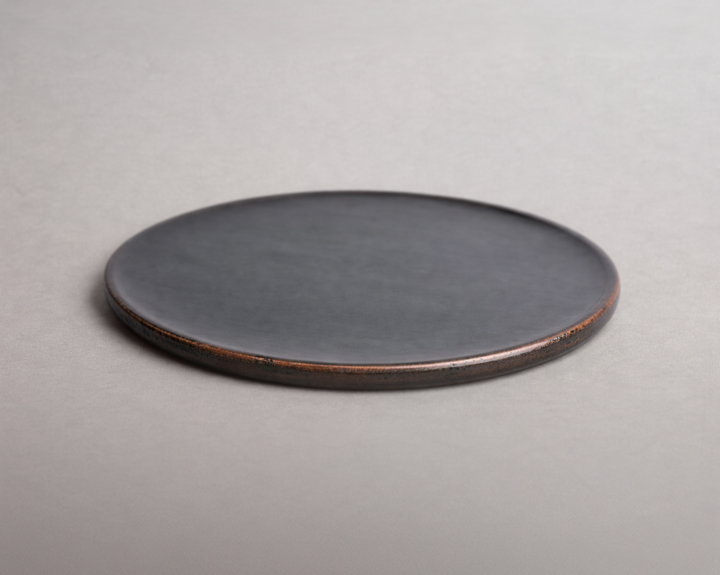 Grande assiette à bord plat — Émail bois brûlé