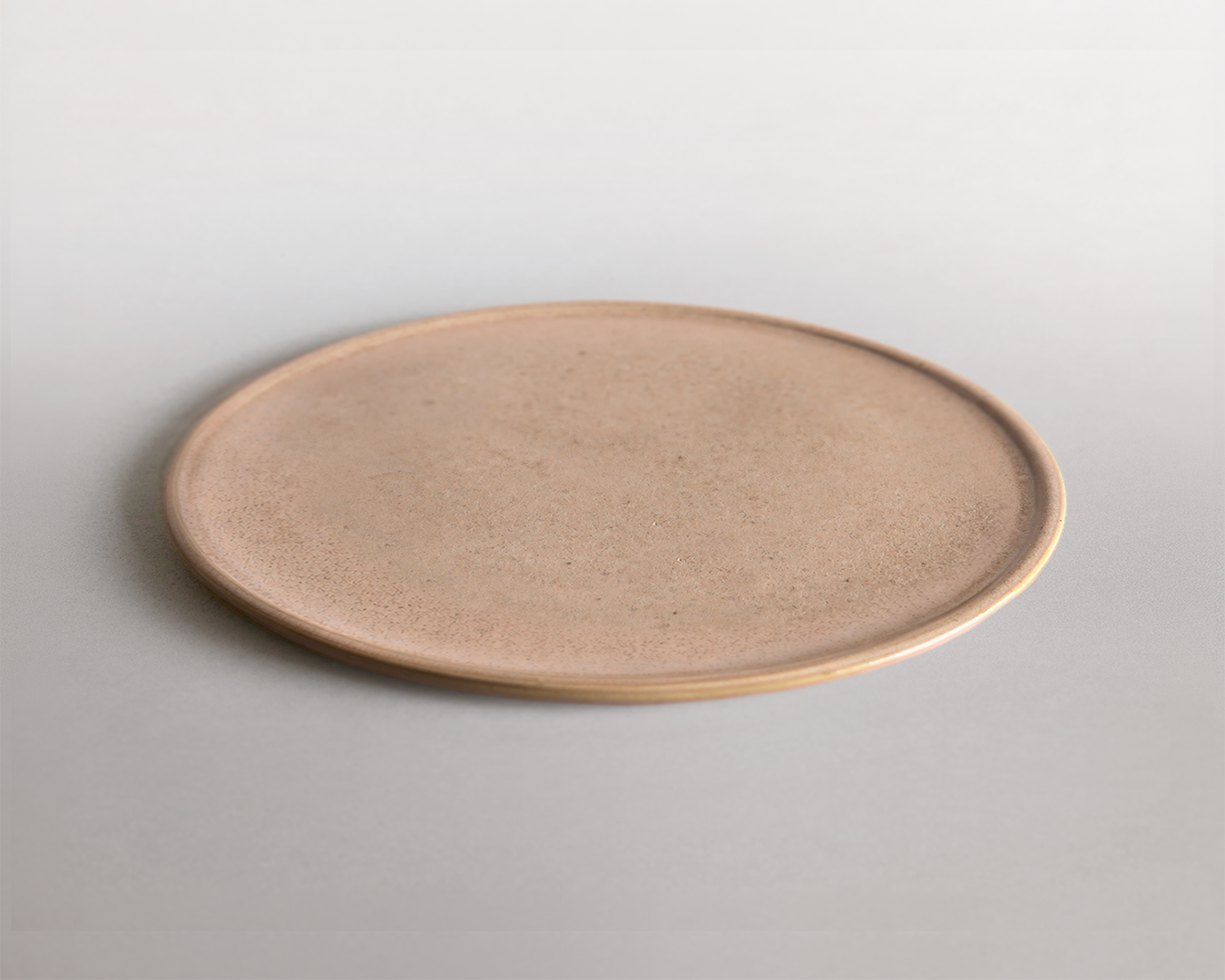 Grande assiette à bord plat — Émail Sable rosé