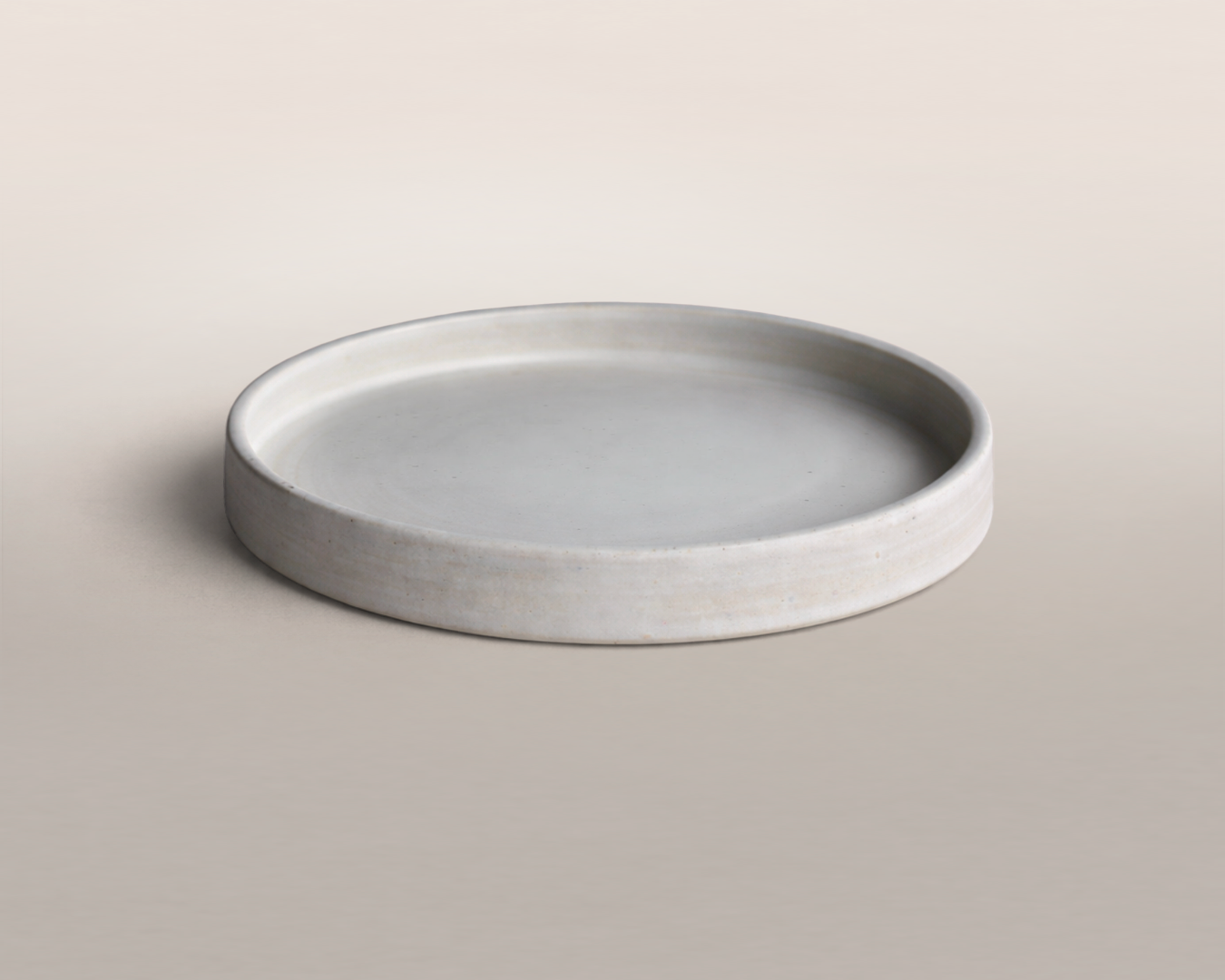 Petite assiette à bord droit — Émail coquille de sable