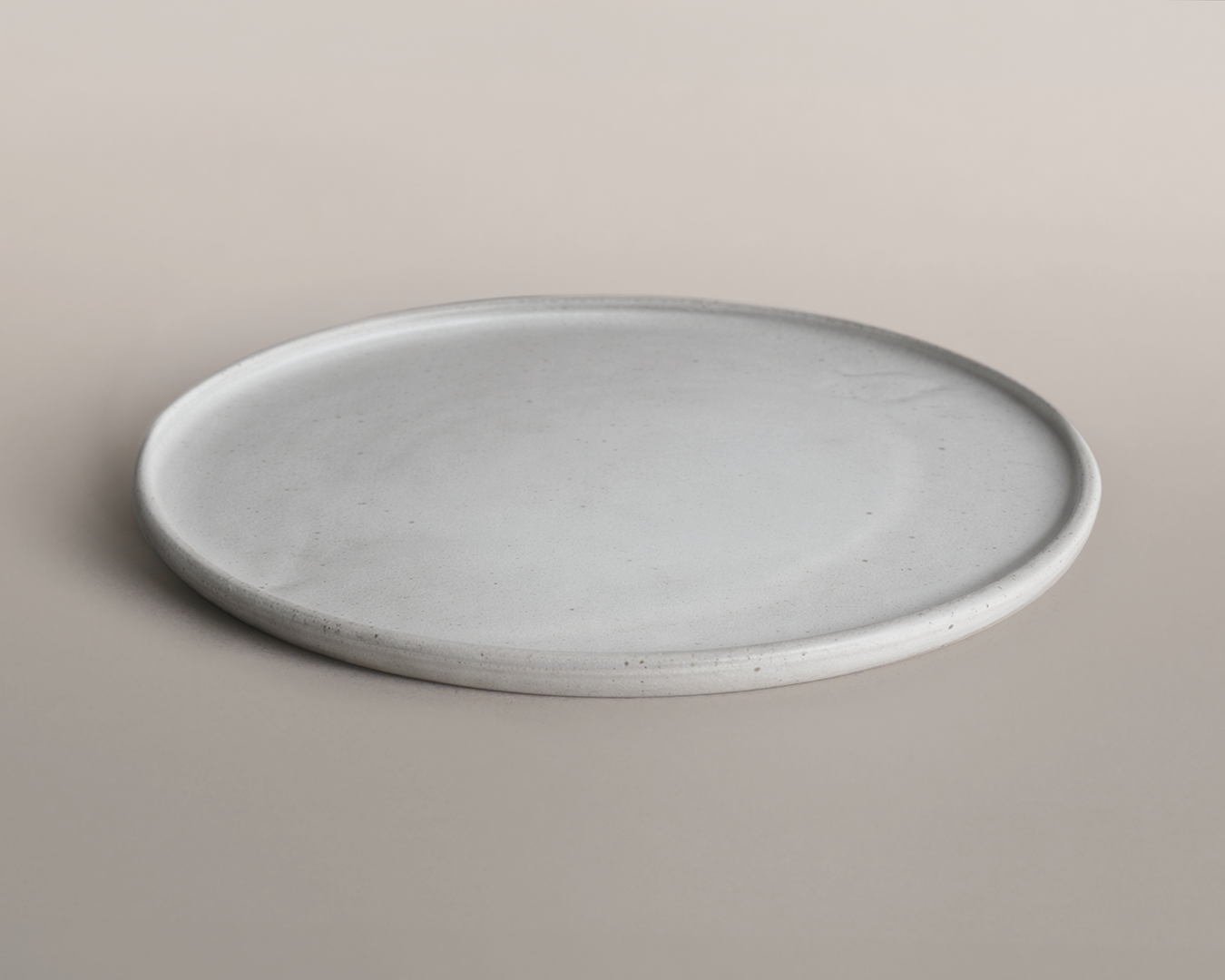 Grande assiette à bord plat — Émail coquille de sable
