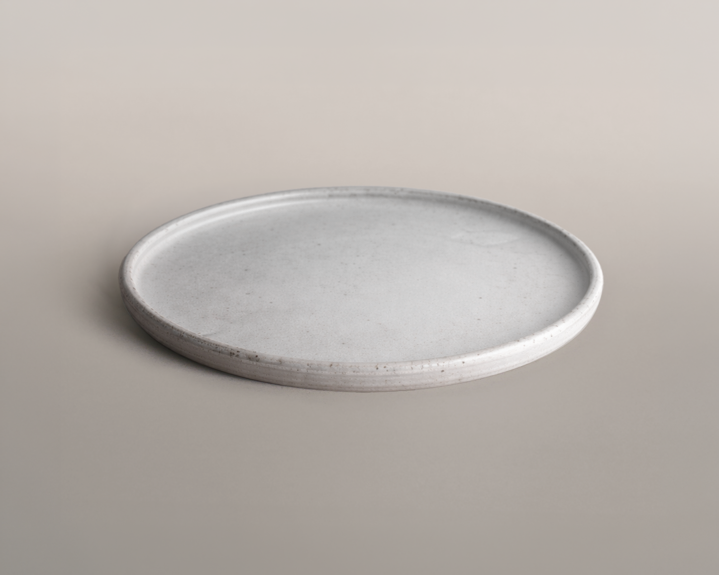 Petite assiette à bord plat — Émail coquille de sable