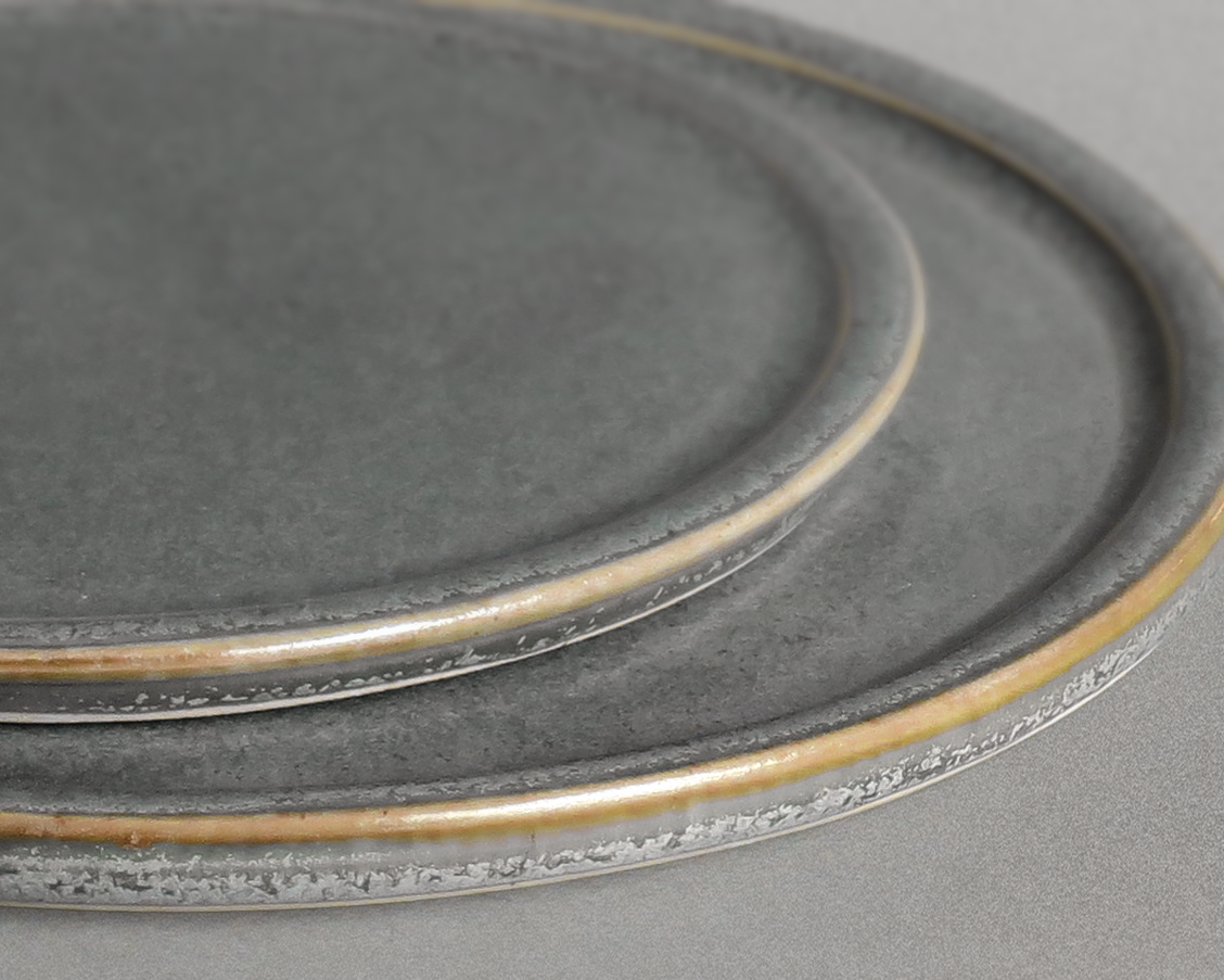 Petite assiette à bord plat — Émail lichen gris