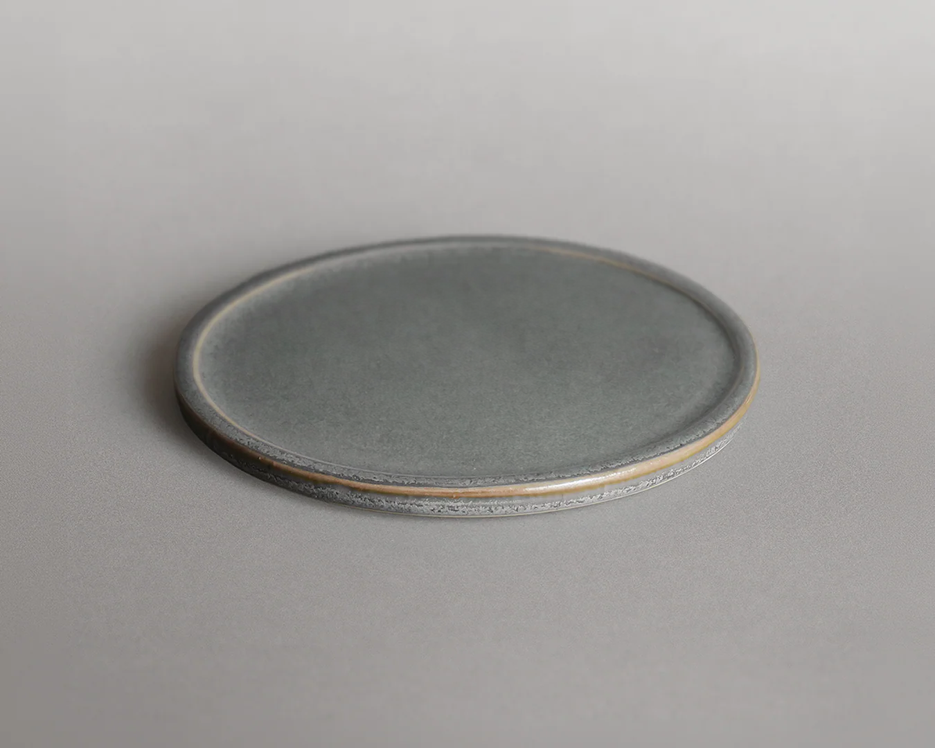 Petite assiette à bord plat — Émail lichen gris
