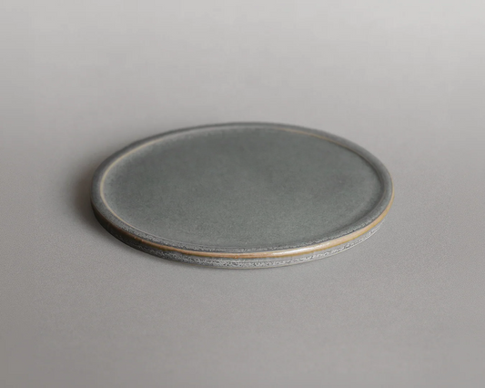 Petite assiette à bord plat — Émail lichen gris