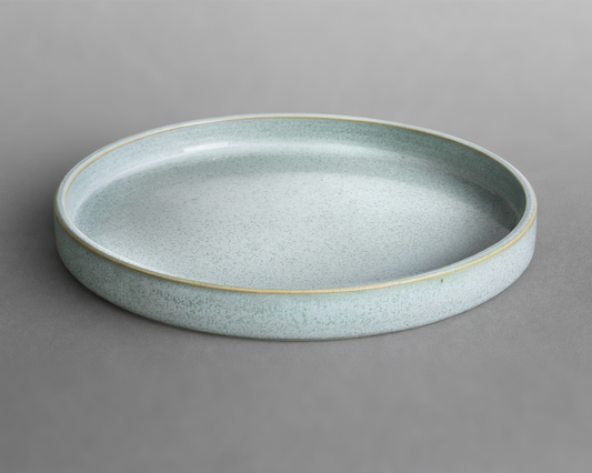 Grande assiette à bord droit — Émail lichen clair