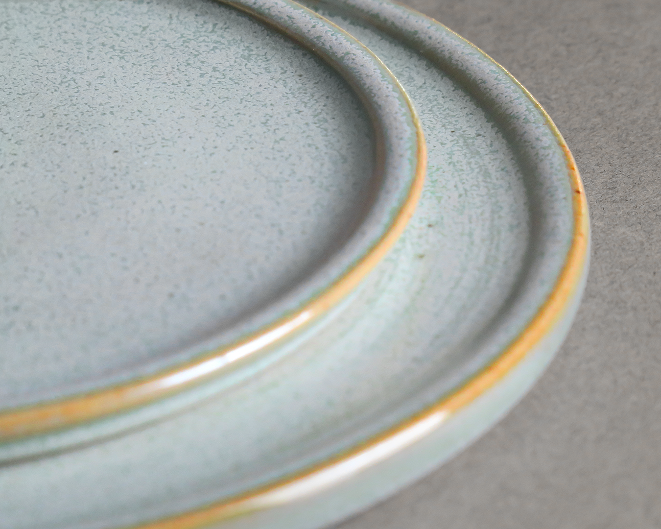 Grande assiette à bord plat — Émail lichen clair
