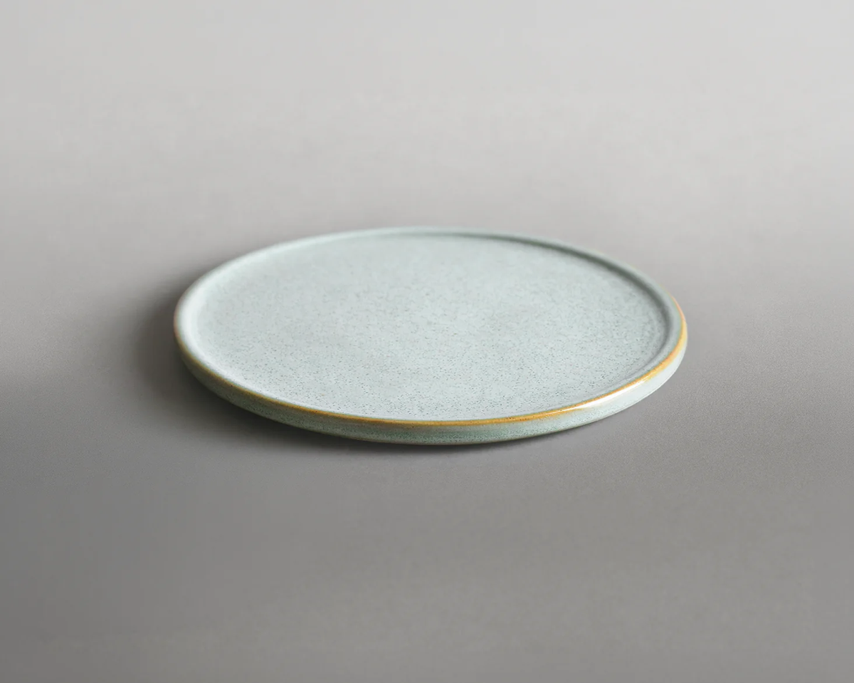 Petite assiette à bord plat — Émail lichen clair